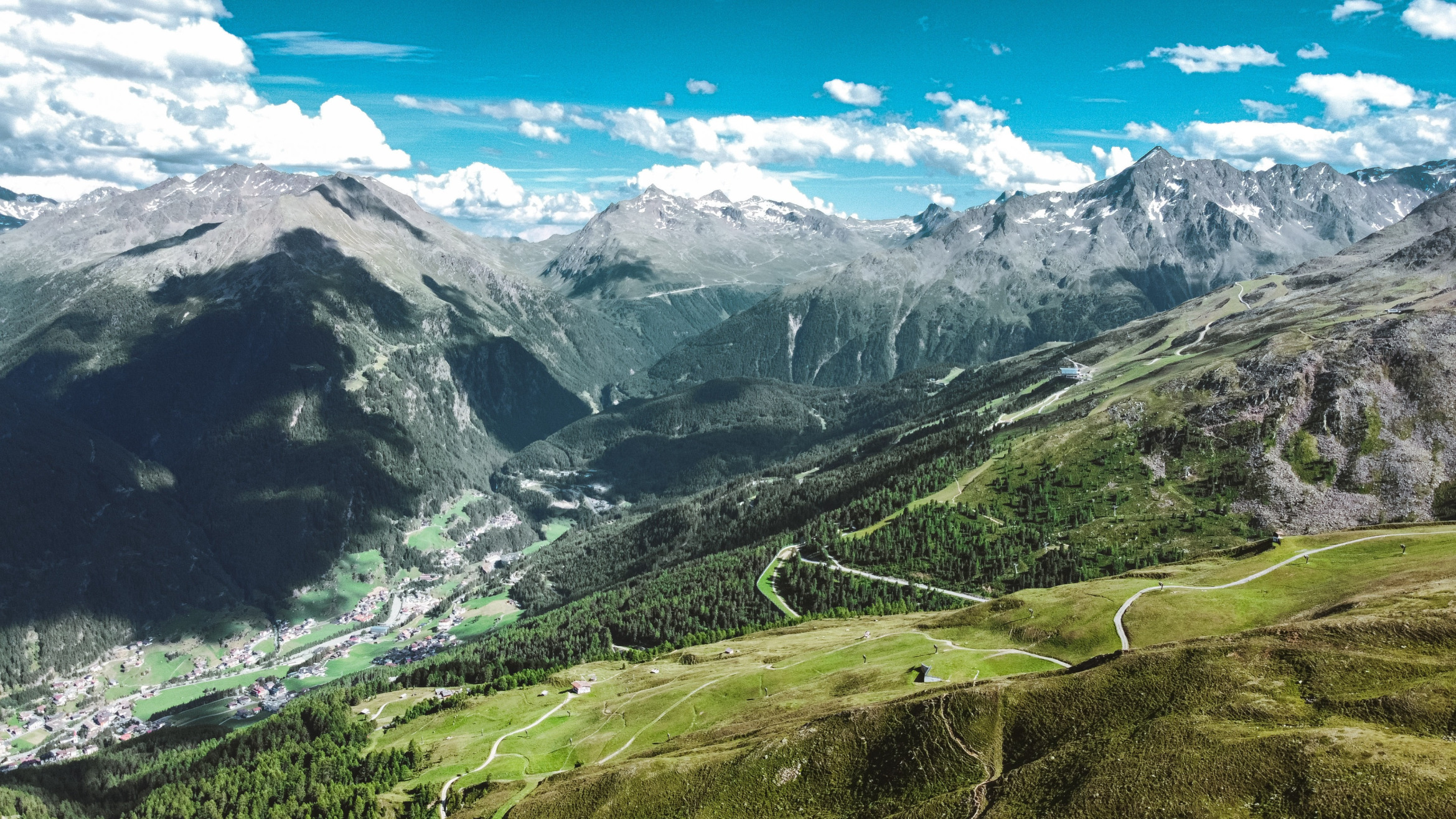 Luftaufnahme von Sölden im Ötztal, Tirol, Österreich; Privatdetektei Sölden (Tirol, Österreich), Detektivagentur Sölden (Tirol, Österreich), Privatermittler Sölden (Tirol, Österreich)