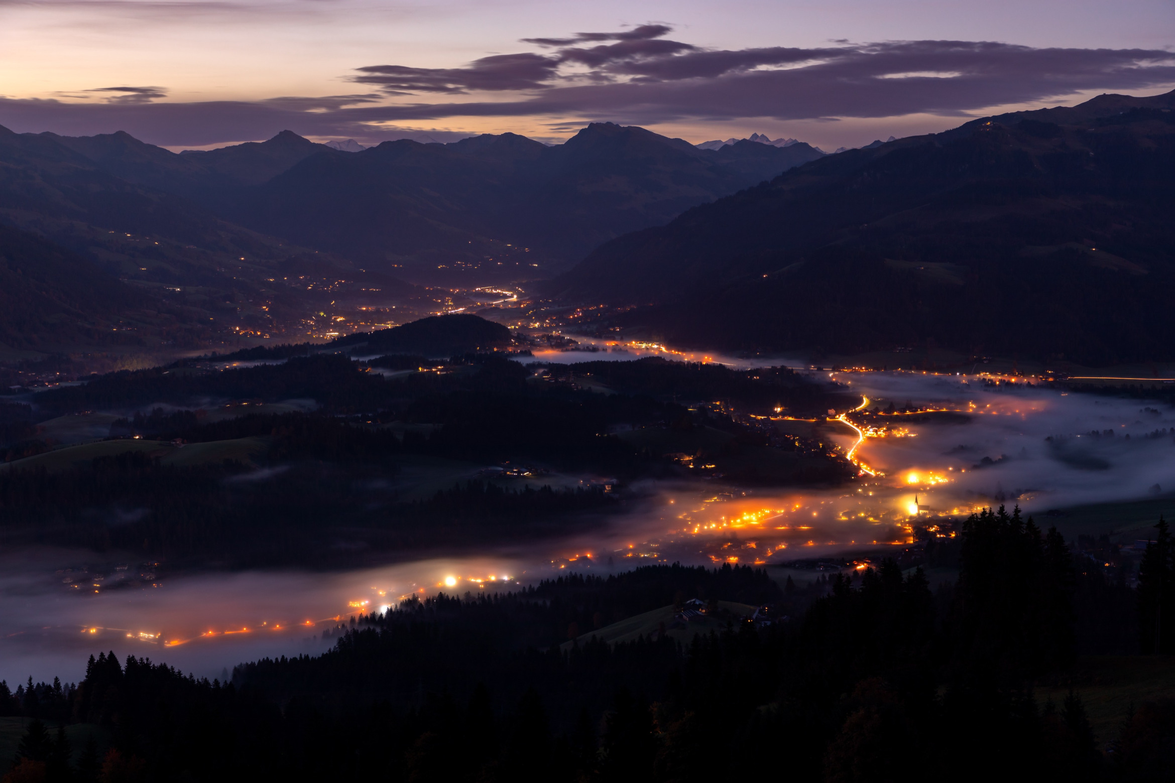 Morgendlicher Blick vom Astbergsee ins Lenkental Richtung Kitzbühel, Tirol, Österreich; Detektei Kitzbühel, Tirol, Österreich, Privatdetektiv Kitzbühel, Tirol, Österreich, Detektiv Kitzbühel, Tirol, Österreich