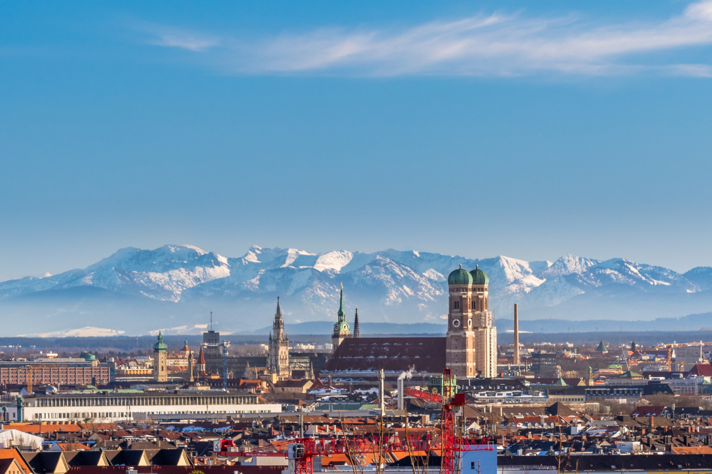 Münchner Frauenkirche vor Alppanorama; Detektiv München, Detektei München, Privatdetektiv München